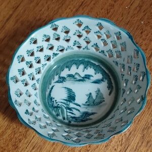 Signed "Dong Thanh Qhang Ninh Vietnam" Trinket Bowl Handpainted Seascape